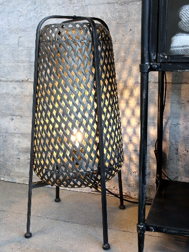 Lampe i flet jern