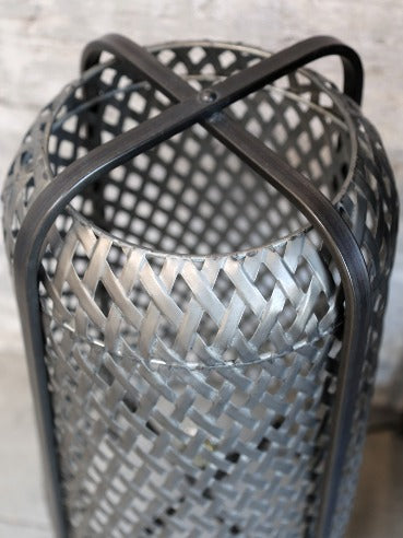 Lampe i flet jern