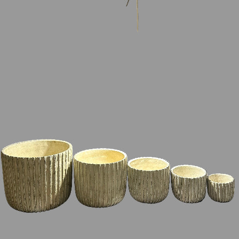 Håndlavede potter med lodrette riller