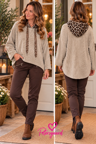 Lækker bluse i Taupe i blød babyfløjl med leopardhætte – One Size 36-44