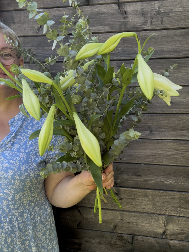 Lilje buket med eucalyptus