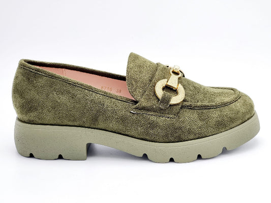 Elegant loafersko i ruskindslook med guldspænde