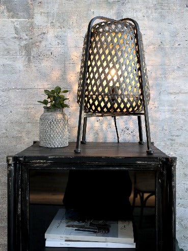 Lampe i flet jern