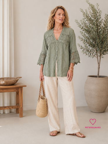 Khaki Boheme-inspireret bluse med smukke blondedetaljer 🌿