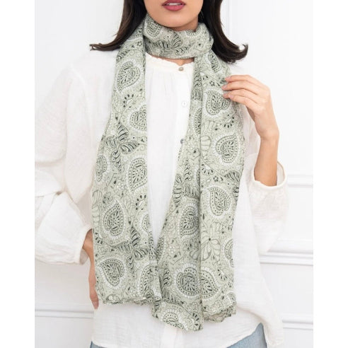 Grønt tørklæde med dekorativt paisleyprint