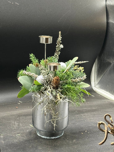 Dekoration i sølvpotte med fyrfadsstager