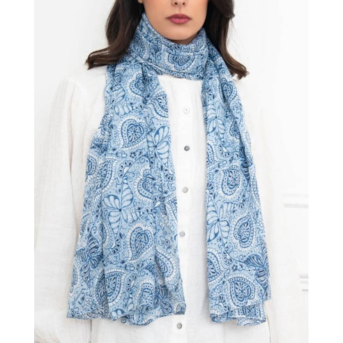 Blå tørklæde med dekorativt paisleyprint